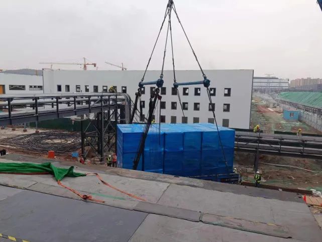 首臺設備搬入 綿陽惠科顯示模組生產(chǎn)線項目加快建設